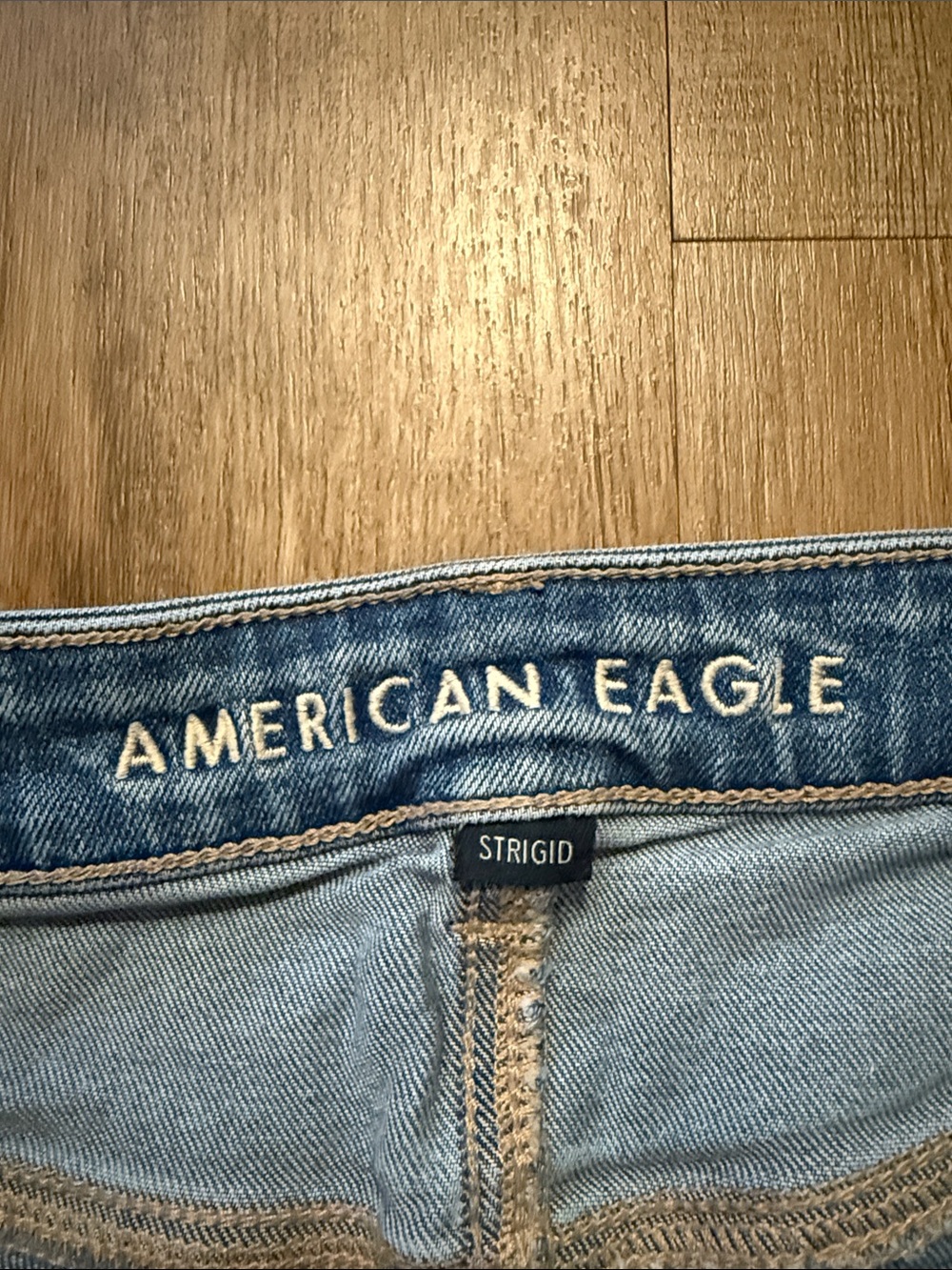 American Eagle Strigid Mom Jeans Distressed Denim Women's Size 10 Short - Picture 9 of 11